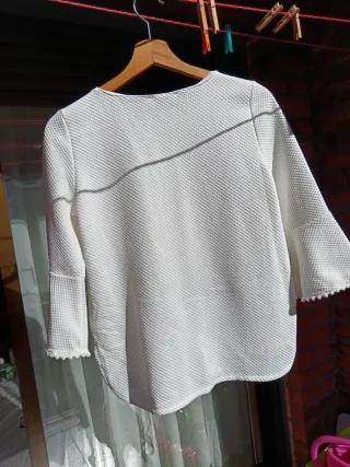 Blusa blanca texturizada manga acampanada