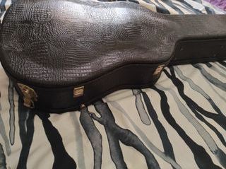 Funda rígida Guitarra Acústica LaG premium.