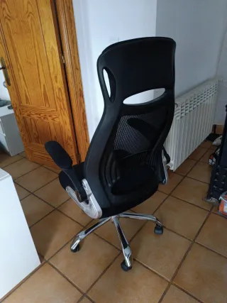 Silla de oficina ergonómica negra
