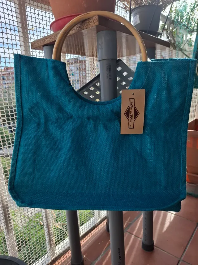 Bolso azul con asas de madera