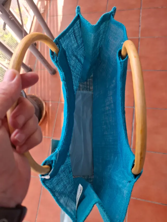 Bolso azul con asas de madera