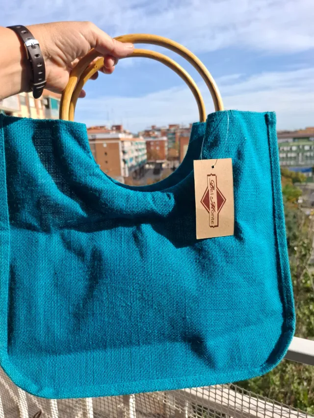 Bolso azul con asas de madera