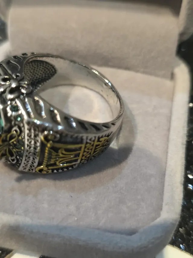 Anel ornamental para homem com pedra verde