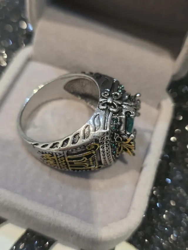Anel ornamental para homem com pedra verde