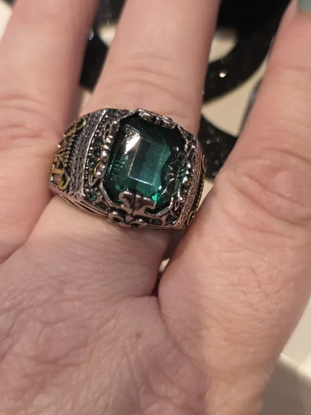 Anel ornamental para homem com pedra verde