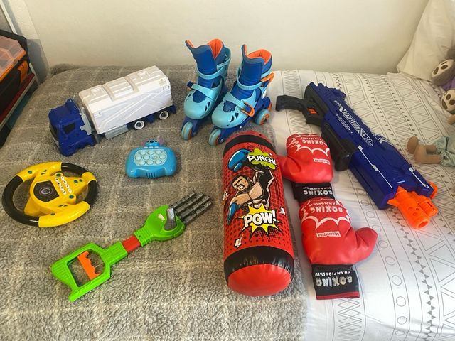 Lote de juguetes: camión, patines, pistola