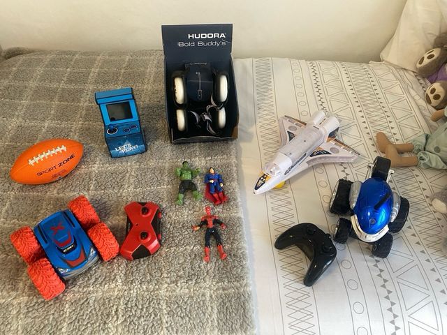 Lote de juguetes: camión, patines, pistola