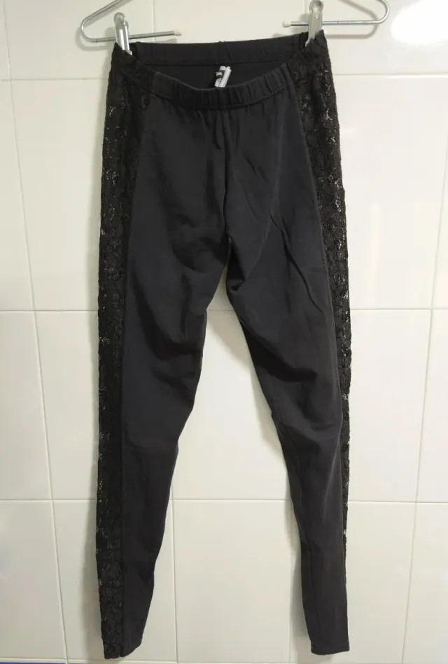 Leggings negros con detalle de encaje