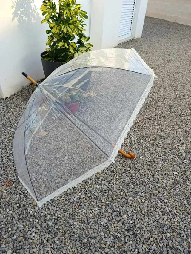 Paraguas transparente con puntilla beig