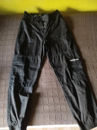 Pantalones cargo/vaqueros Bershka