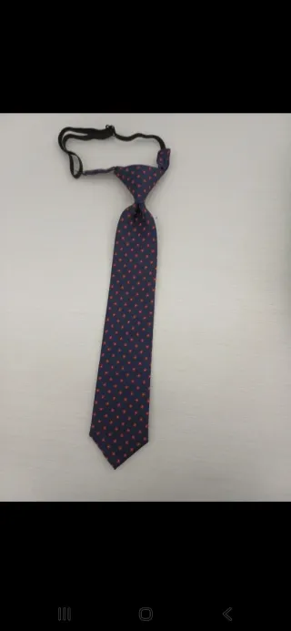 Corbata azul con puntos rojos