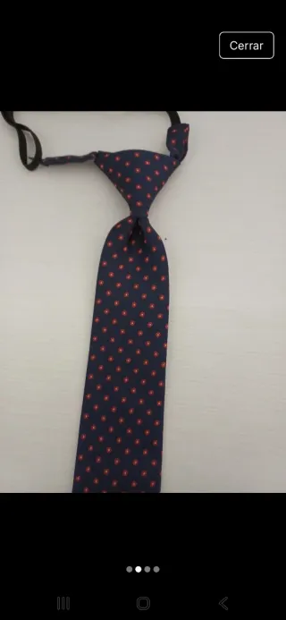 Corbata azul con puntos rojos