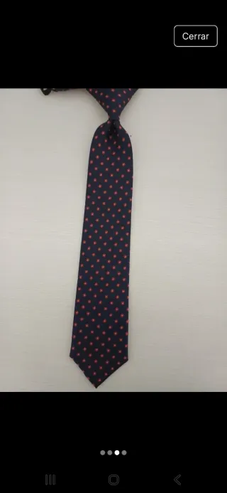 Corbata azul con puntos rojos
