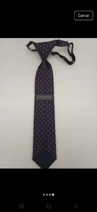 Corbata azul con puntos rojos
