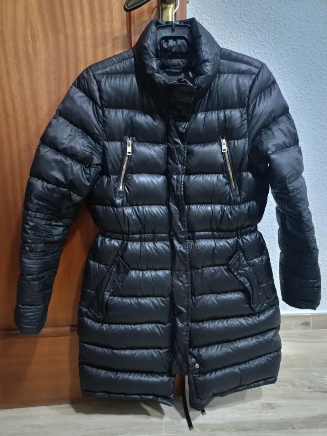 Chaqueta de plumas negra