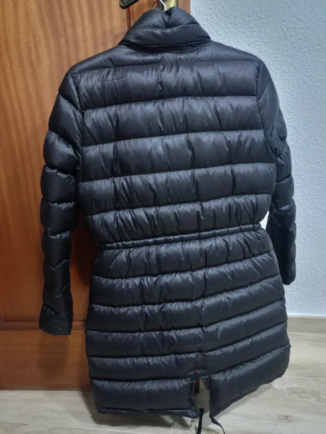 Chaqueta de plumas negra