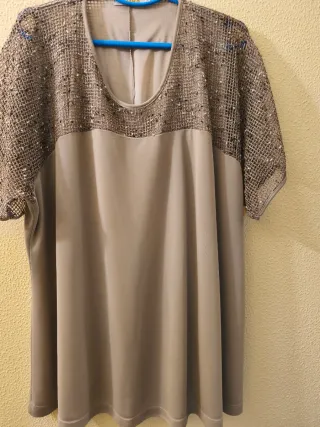 Camiseta de vestir beige y plateada