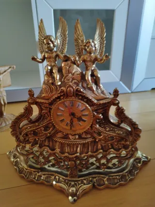 Reloj de sobremesa de bronce con ángeles