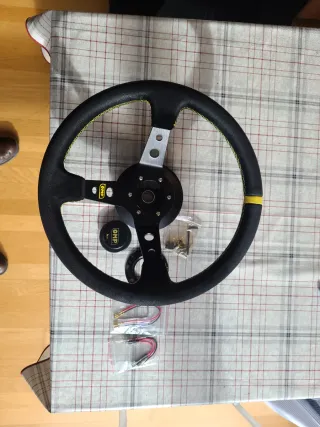 Volante OMP desplazado negro con costuras amarilla