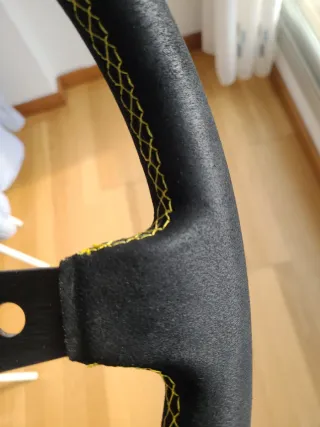 Volante OMP desplazado negro con costuras amarilla