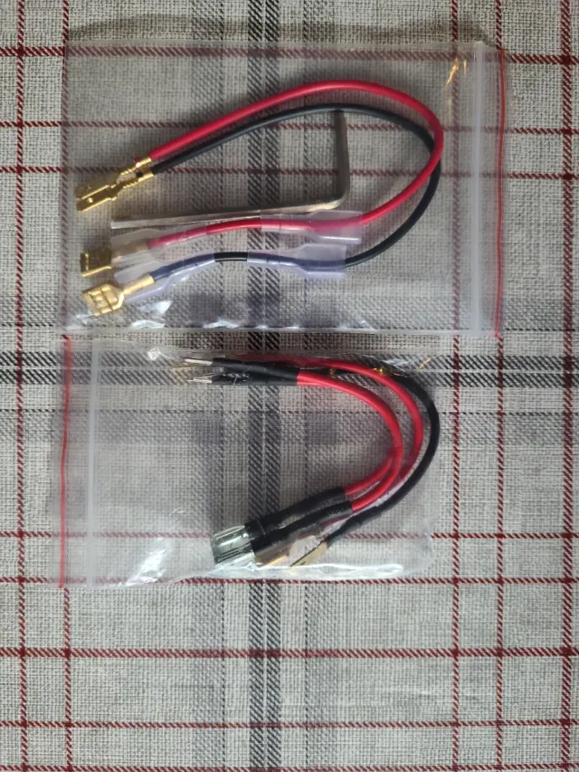 Volante OMP desplazado negro con costuras amarilla