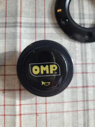 Volante OMP desplazado negro con costuras amarilla