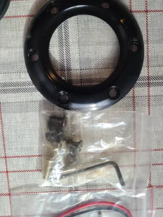 Volante OMP desplazado negro con costuras amarilla