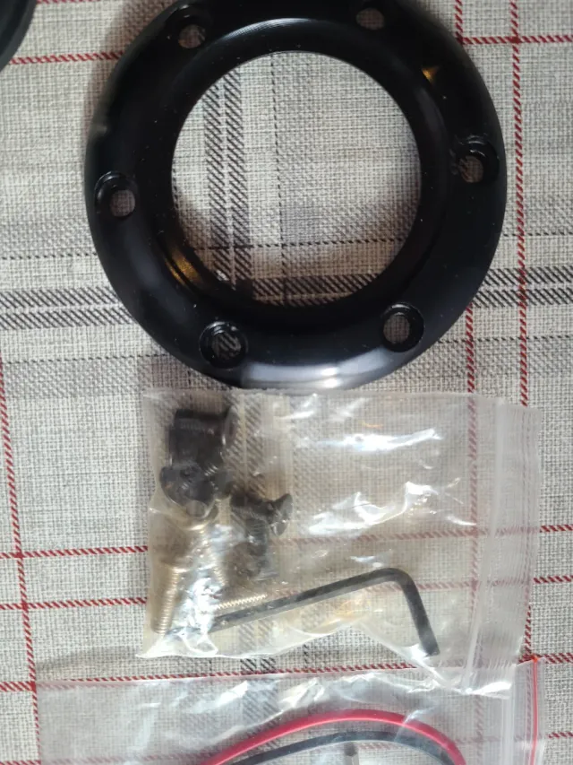 Volante OMP desplazado negro con costuras amarilla