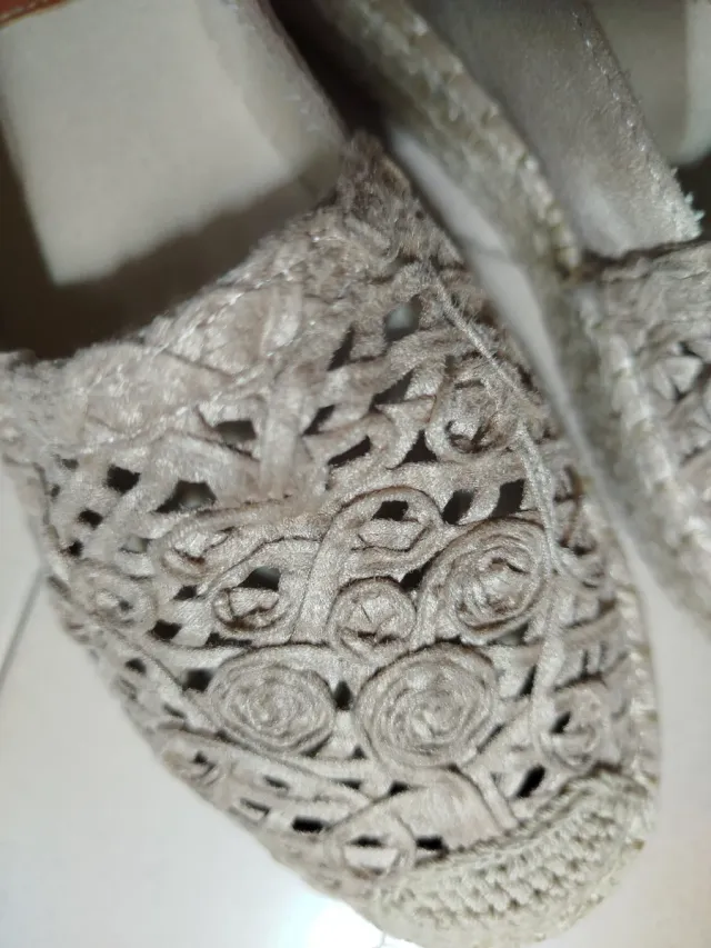 Alpargatas beige con diseño floral