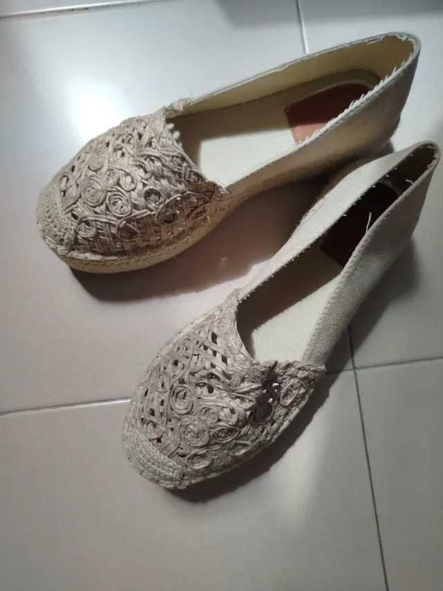 Alpargatas beige con diseño floral