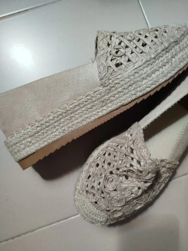 Alpargatas beige con diseño floral