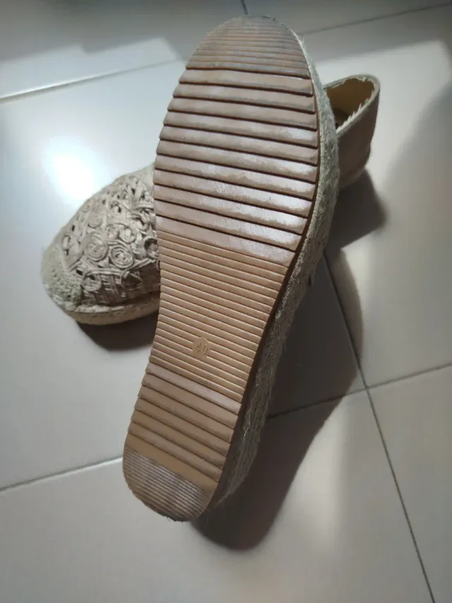 Alpargatas beige con diseño floral