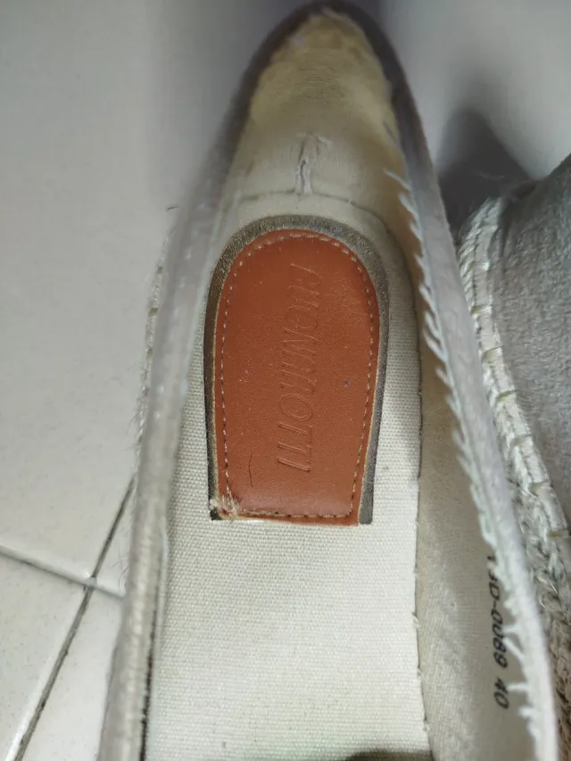 Alpargatas beige con diseño floral