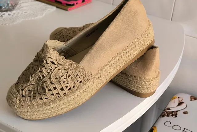 Alpargatas beige con diseño floral