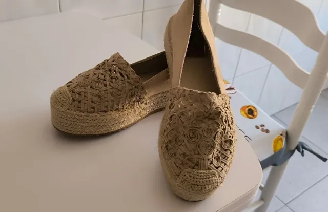 Alpargatas beige con diseño floral