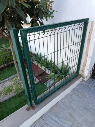 Dos Puertas  de alambrada verde