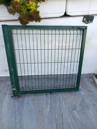 Dos Puertas  de alambrada verde