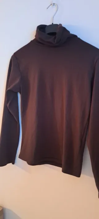Camiseta cuello alto marrón talla M