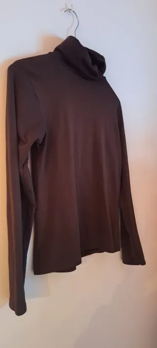 Camiseta cuello alto marrón talla M