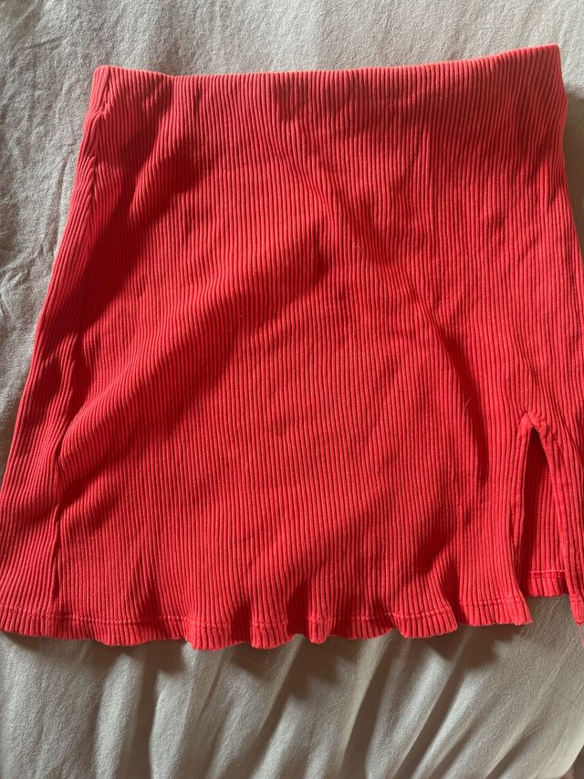 Falda corta roja con abertura talla S