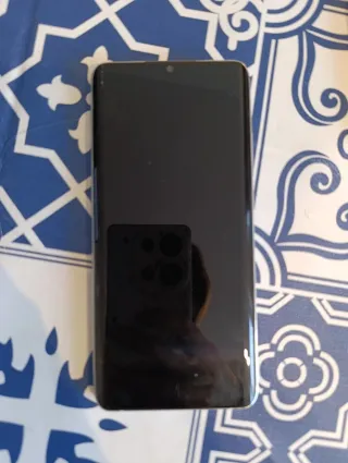 Xiaomi Note 10 di colore bianco.