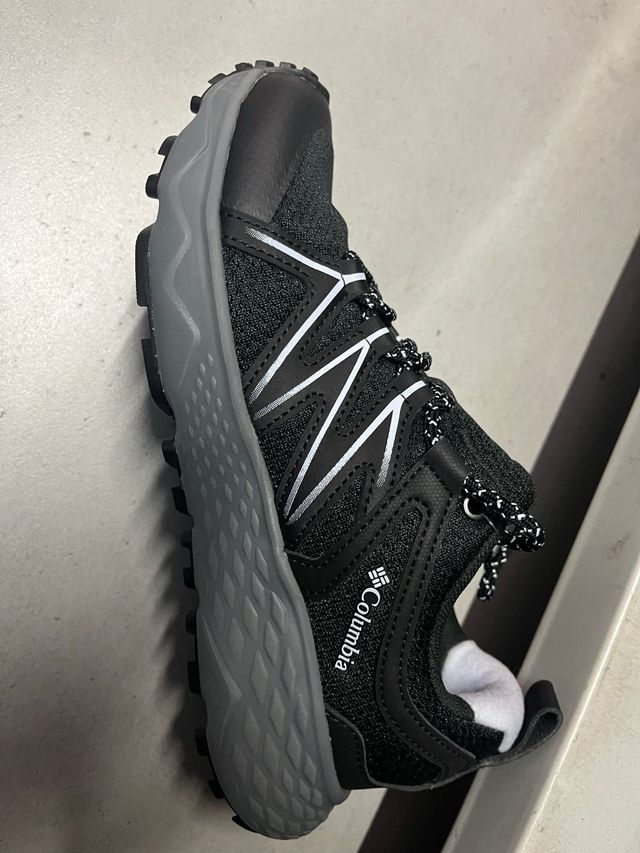 Zapatillas Columbia Negras y Blancas