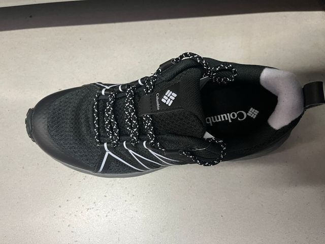 Zapatillas Columbia Negras y Blancas