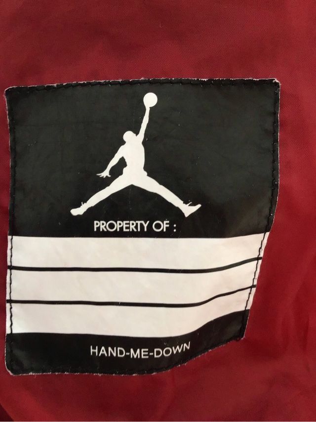 Chaqueta Jordan Negra y Roja Talla M 13-15 YRS