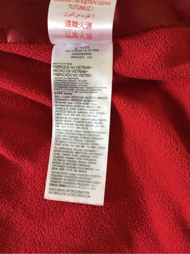 Chaqueta Jordan Negra y Roja Talla M 13-15 YRS