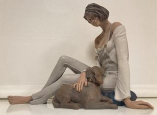 Figura mujer con perro 32x29x18 cm