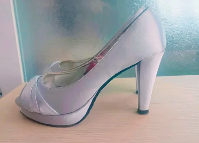 Elegantes zapatos de tacón plateados