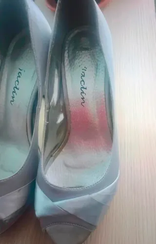 Elegantes zapatos de tacón plateados