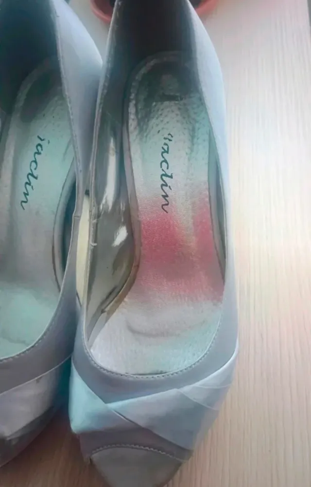 Elegantes zapatos de tacón plateados