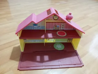 Casita de muñecas rosa y amarilla